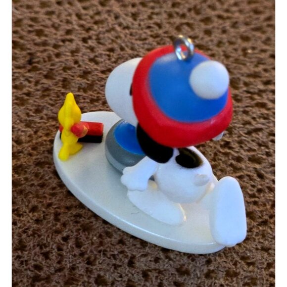 Hallmark Keepsake 2018 Winter Fun With Snoopy Christmas Tree Ornament Featuring - Picture 7 of 8